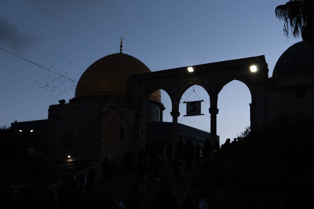 İsrail’in kısıtlamalarına rağmen akın ettiler: 120 Bin Filistinli Mescid-i Aksa’da saf tuttu - Resim: 25